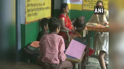 लखनऊ: प्राथमिक स्कूल में न बिजली है, न पानी, घर से हाथ वाला पंखा लेकर आती हैं शिक्षिकाएं