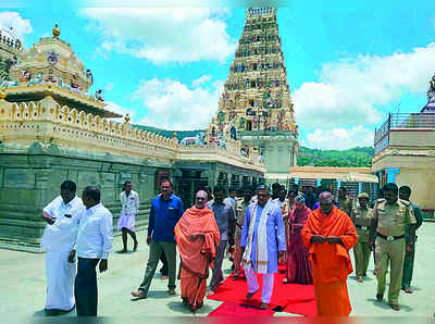 ಮಾದಪ್ಪನ ಬೆಟ್ಟಕ್ಕೆ ಮಾಜಿ ಸಿಎಂ ಎಸ್‌ಎಂಕೆ ಭೇಟಿ