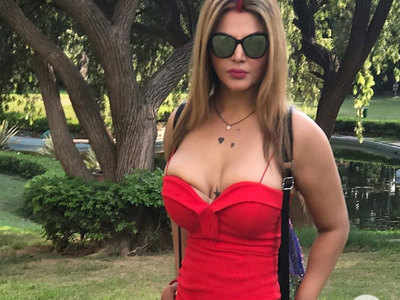 Rakhi Sawant के इस फोटो में दिख गई उनके पति की झलक!