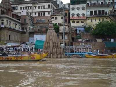 वाराणसी में गंगा उफनाई, डूबा दशाश्‍वमेध घाट पर शीतला मंदिर