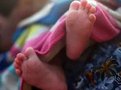गर्भवती को नहीं मिला अस्पताल में बेड, फर्श पर ही बच्चे को दिया जन्म