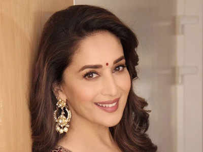 धक-धक गर्ल Madhuri Dixit को लाल साड़ी में देख हो जाएंगे उनकी खूबसूरती के दीवाने