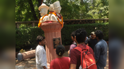 ABVP ने डीयू गेट पर लगाई सावरकर की प्रतिमा, शुरू हुई आलोचना