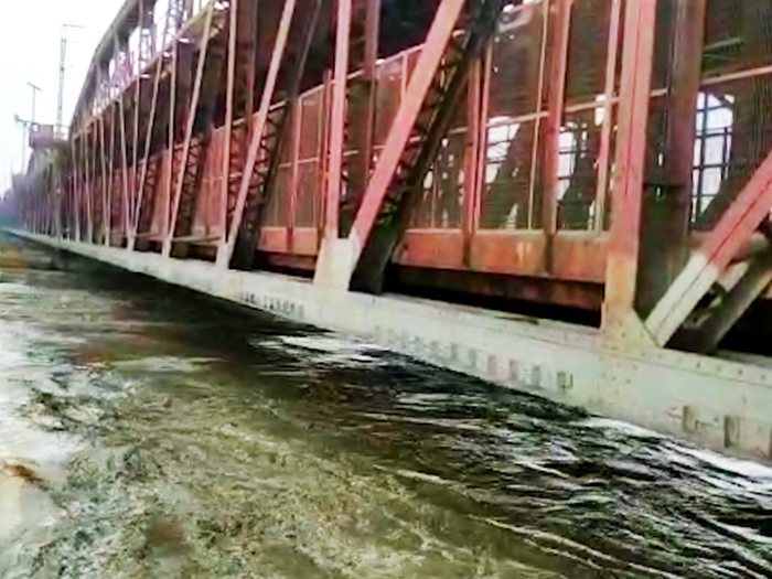 दिल्ली में आज यमुना का जलस्‍तर हो जाएगा 207 मीटर के पार, बंद हुआ लोहा पुल