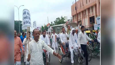 लखनऊः डीजल-पेट्रोल के बढ़े दाम के खिलाफ कांग्रेस का प्रदर्शन, रिक्शा चलाकर विधानसभा के सामने पहुंचे कार्यकर्ता