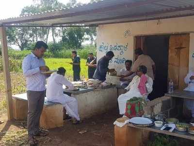 ರಸ್ತೆ ಬದಿ ಹೋಟೆಲ್‌ನಲ್ಲಿ ಊಟ ಸವಿದ ಸಿದ್ದರಾಮಯ್ಯ