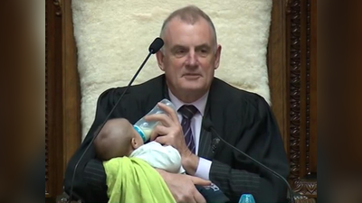 जब सांसद के बेटे की बेबीसिटिंग करते दिखे न्यू जीलैंड संसद के स्पीकर