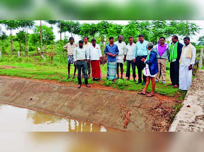 ನೀರಾವರಿ ಇಲಾಖೆ ಅಧಿಕಾರಿಗೆ ರೈತರ ಘೇರಾವ್