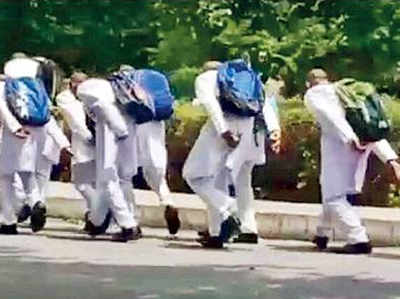 यूपी: मेडिकल यूनिवर्सिटी में 150 छात्रों के सिर मुड़ाने की घटना को वीसी ने बताया संस्कार