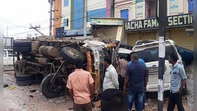 హైవేపై లారీ బీభత్సం.. 4 కార్ల పైకి దూసుకెళ్లి బోల్తా