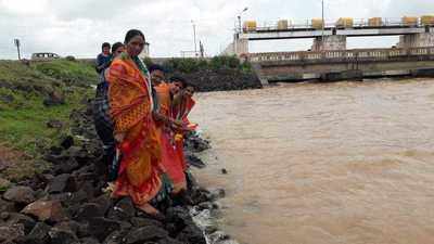 राष्ट्रवादी महिला काँग्रेसचे गंगापूर धरणावर जलपूजन