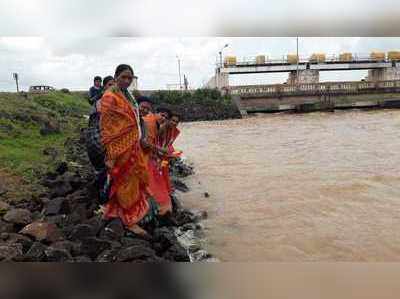 राष्ट्रवादी महिला काँग्रेसचे गंगापूर धरणावर जलपूजन