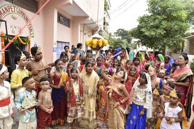  రాధాకృష్ణులు వేషంలో చిన్నారులు