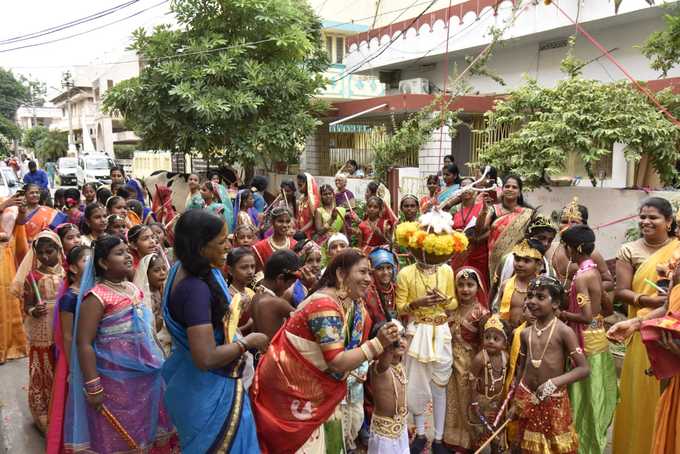 వెన్న కుండకోసం కన్నయ్య ఆరాటం