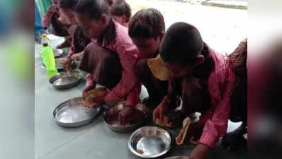 मिर्जापुर: मिड-डे मील में नमक-रोटी देने का मामला, एबीएसए निलंबित, बीएसए पर भी ऐक्शन