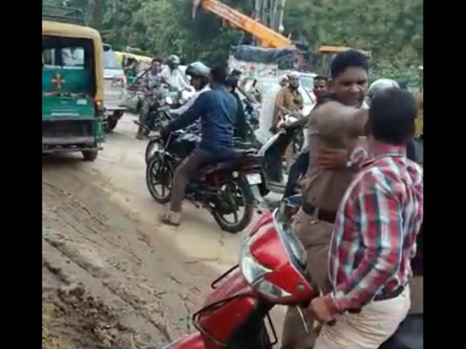 fight between traffic cop and passerby