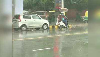 रिमझिम बारिश से भीगा दिल्ली-NCR, तापमान में कमी