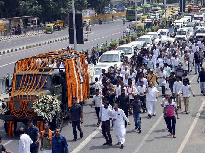 निगमबोध घाट ले जाया गया पार्थिव शरीर