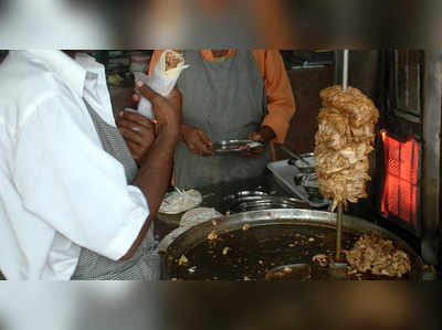 ഷവർമ കഴിച്ച ഒരു കുടുംബത്തിലെ നാലുപേർക്ക് ഭക്ഷ്യവിഷബാധ; ഭക്ഷണശാല പൂട്ടിച്ചു