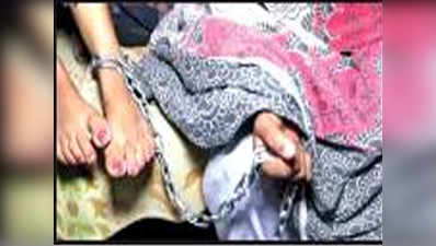 पंजाब: ड्रग्स की लती बेटी को मां ने जंजीरों से बांधा, पास बैठकर कर रही रखवाली