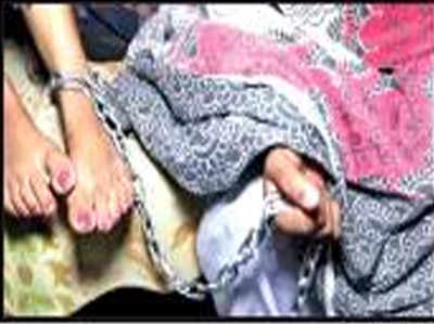 पंजाब: ड्रग्स की लती बेटी को मां ने जंजीरों से बांधा, पास बैठकर कर रही रखवाली
