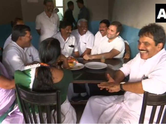 कांग्रेस नेताओं के साथ चाय पीते दिखे राहुल गांधी