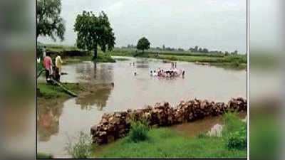 श्योपुरः दाह संस्कार के लिए कंधे पर शव रख पार कर रहे थे नदी, गर्दन तक आया पानी, 10 लोग डूबने से बचे