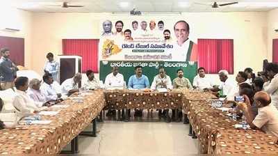 ‘కేసీఆర్ నయా నవాబులా వ్యవహరిస్తున్నారు’