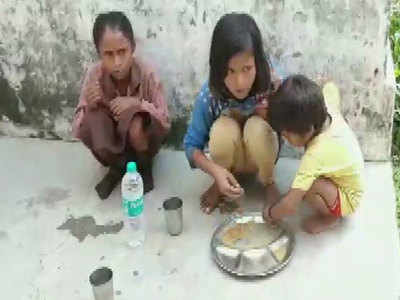 बलियाः घर से बर्तन लाते हैं और दलित बच्चों से अलग बैठकर खाना खाते हैं इस स्कूल के छात्र