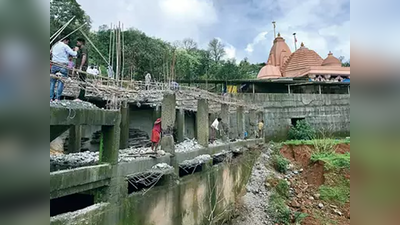 आश्रम पर कार्रवाई, सड़क पर अनुयायी, घंटों यातायात ठप