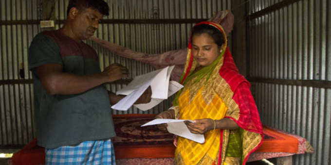 बारपेटा के खंडाकर पारा गांव में अपने पति के साथ दस्तावेजों की जांच करतीं सालेहा बेगम। दरअसल, इनका नाम एनआरसी की लिस्ट में शामिल नहीं है। (यह तस्वीर 28 अगस्त की है)