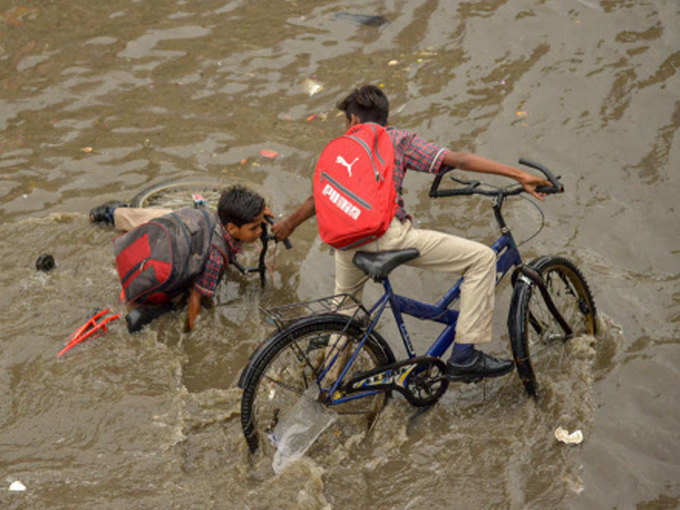 भारी बारिश से कई इलाकों में बाढ़ जैसी स्थिति