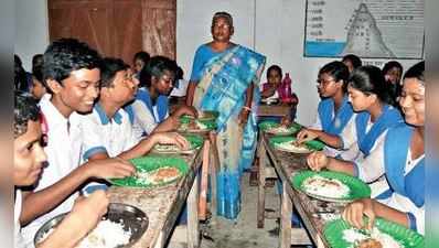 অবসরের দিন স্কুলে পাত পেড়ে খাওয়ালেন ‘দিদি’