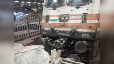 मुंबई सेंट्रलमध्ये एक्सप्रेसचं इंजिन बफरला धडकली