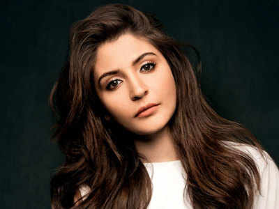 देखें, कॉप अवतार में दिखाई दीं Anushka Sharma