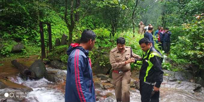 ಡಿವೈಎಸ್ಪಿ ಶಂಕರ ಮಾರಿಹಾಳ ಅವರನ್ನು ಅರಣ್ಯದಿಂದ ಕರೆತರಲಾಯಿತು.