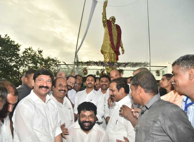 ysr statue vijayawada.