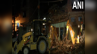दिल्ली: सीलमपुर में 4 मंजिला इमारत गिरी, 2 की मौत, कई लोग मलबे में फंसे