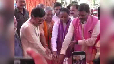 कोलकाताः TMC MLA के गणेश पूजा आयोजन में BJP प्रदेश अध्यक्ष दिलीप घोष और मुकुल रॉय बने चीफ गेस्ट, हलचल तेज