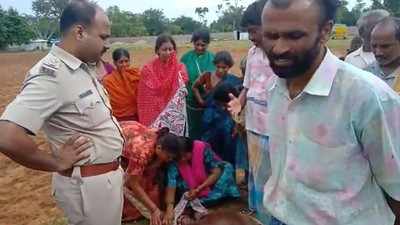 ಜಮೀನಿನಲ್ಲಿ ಸರಕಾರಿ ಕಾಮಗಾರಿಗೆ ವಿರೋಧ: ಪೆಟ್ರೋಲ್ ಸುರಿದುಕೊಂಡು ರೈತ ಆಕ್ರೋಶ