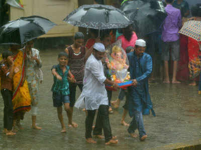 मुंबई: गाजे-बाजे के साथ विदा हुए डेढ़ दिन के बप्पा