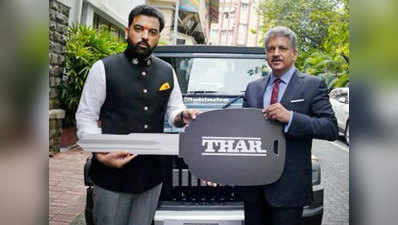 आनंद महिंद्रा ने उदयपुर के प्रिंस को सौंपी Mahindra Thar 700 की चाबी