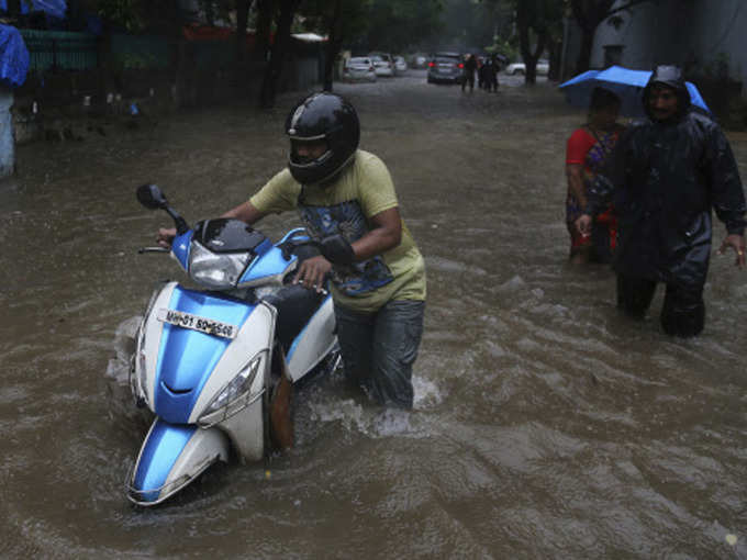 खतरे के निशान के पार मीठी नदी