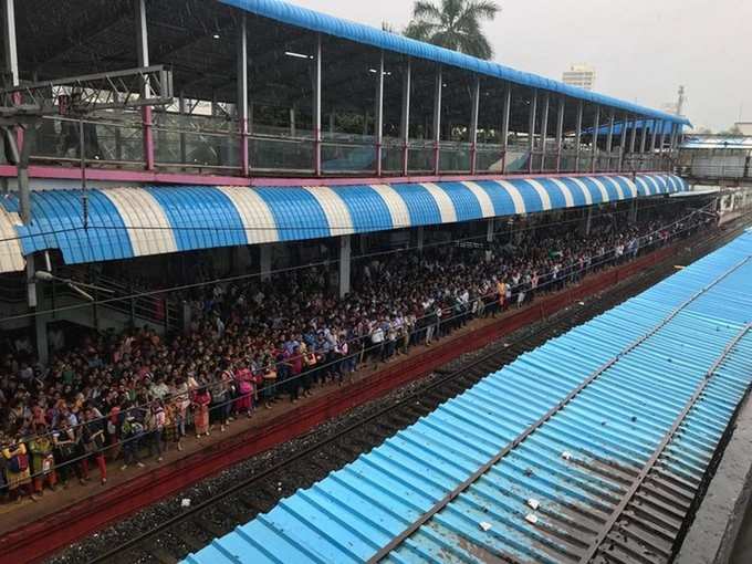 ಲೋಕಲ್‌ ರೈಲಿಗಾಗಿ ಕಾದಿರುವ ಲೋಕಲ್‌ ಮಂದಿ