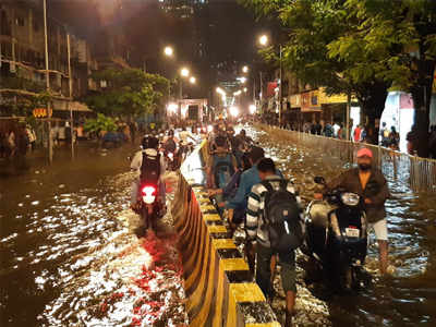 ना ट्रेन, ना टॅक्सी... मुंबईकरांचे दिवसभर हालाहाल