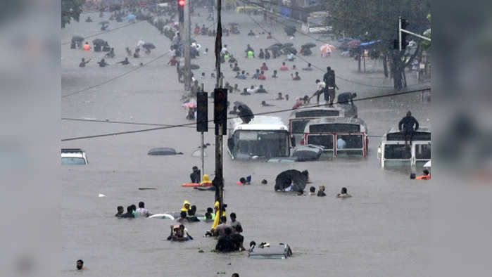 LIVE: बारिश में डूबी मुंबई, स्कूल-कॉलेज बंद, अगले 48 घंटे भारी