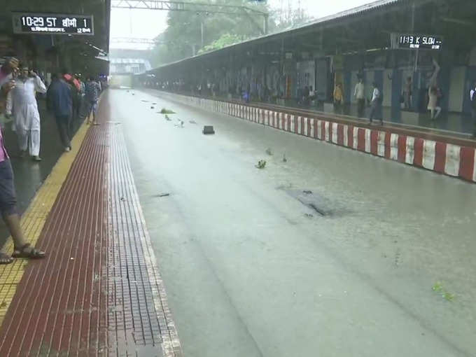 नालासोपारा में ट्रैक्स पर पानी भरा हुआ है जिस कारण सूरत-मुंबई सेंट्रल, मुंबई सेंट्रल-सूरत, बांद्रा टर्मिनस-वापी के बीच तीन ट्रेनों को रद्द कर दिया गया है। (तस्वीर में बुधवार को सायन स्टेशन पर भरा पानी)