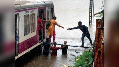 मुंबई बारिश: घुटने तक पानी में जिंदगी, गणेश पंडालों में छाया सन्नाटा, रात भर ऑफिस में रुके रहे लोग