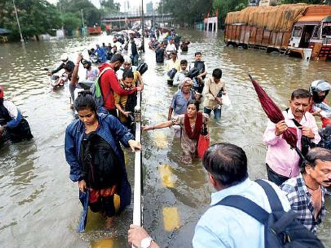 भारी बारिश की वजह से कई लोगों को घुटने तक पानी में चलना पड़ा
