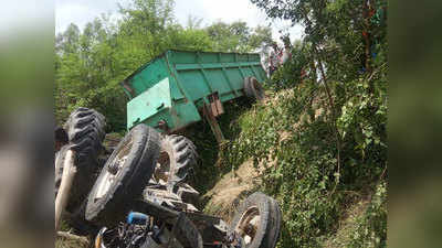 सीतापुरः टायर फटने से पलटी ट्रैक्टर-ट्रॉली, दो की मौत, 4 घायल
